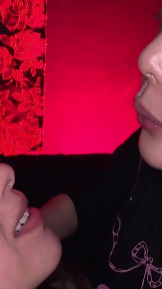 痴漢に唾を舐められるのを捕らえられた七海ゆあは、加藤ツバキと捕らわれた幻想を生きる