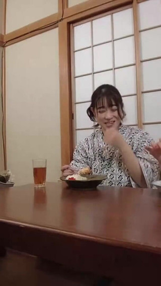 二人の女性が濡れたキスとタブーな欲望の大胆なデートを共有 - C