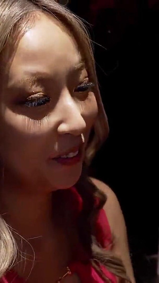 紅い輝きの下、静かな炎のようにアオリが咲く。 - 1