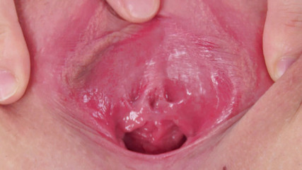 かわいいアジアのティーンが日立で彼女のマンコを満足させる