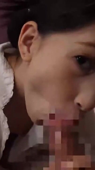 日本人の美女がゲストにフェラを提供する