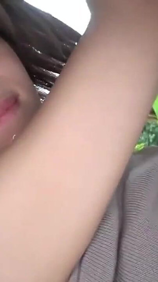 スレンダーな美女が夜空の下で静かな解放を求めて自由を探索する