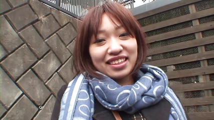 男が彼女の濡れたおまんこをねじ込みながら、魅力的な日本人の美女がうめき声を上げています