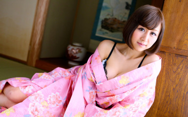 着物を着た古典的な日本人熟女がパイズリしてファックする