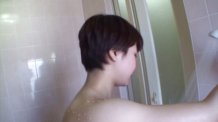 毛むくじゃらのアジアのブルネットがシャワーを浴びています