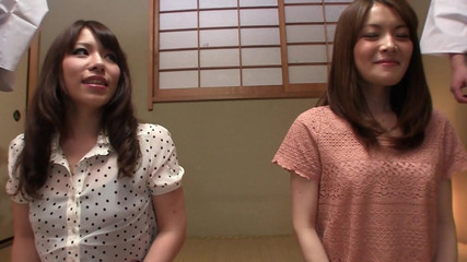 ニッポン売春婦 シーン-1 巨乳日本人小島奈緒の友人カップルが一緒にセックスを楽しむ