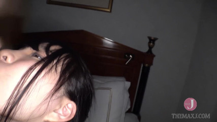 小柄で美尻の美女がバスルームとベッドルームで本気のセックスに疲れ果てる